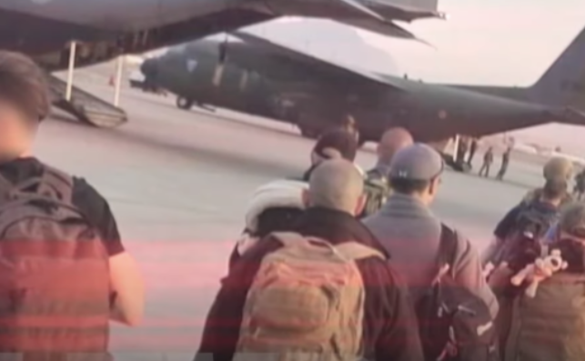 Povestea evacuării celor 14 români din Kabul: „Le-am lăsat talibanilor peste 400 de puști de asalt”