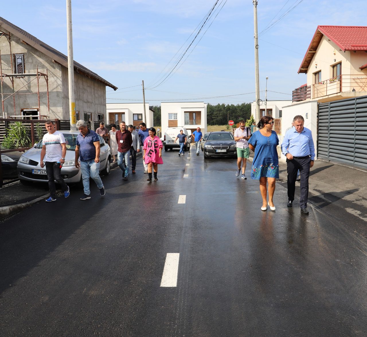 Locuitorii unui cartier rezidențial din Pitești au deschis sticlele cu șampanie, după ce li s-a asfaltat strada pe care locuiesc. De zece ani așteptau acest eveniment (FOTO)