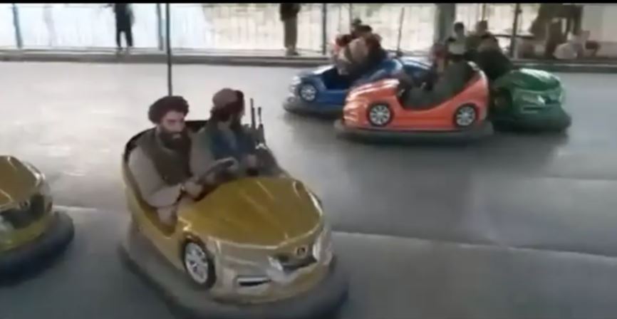 Afganistan: Talibanii au invadat un parc de distracții de la Kabul. Imagini inedite cu insurgenții în mașinuțe electrice | VIDEO