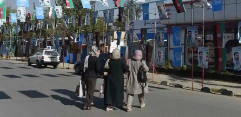 Talibanii le cer femeilor din sistemul sanitar să se întoarcă la serviciu, după ce numeroşi specialişti au părăsit Afganistanul
