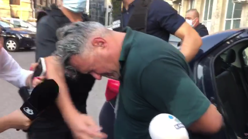 Primele imagini cu taximetristul care și-a ucis soția educatoare. A fost adus încătușat la Poliție (VIDEO)