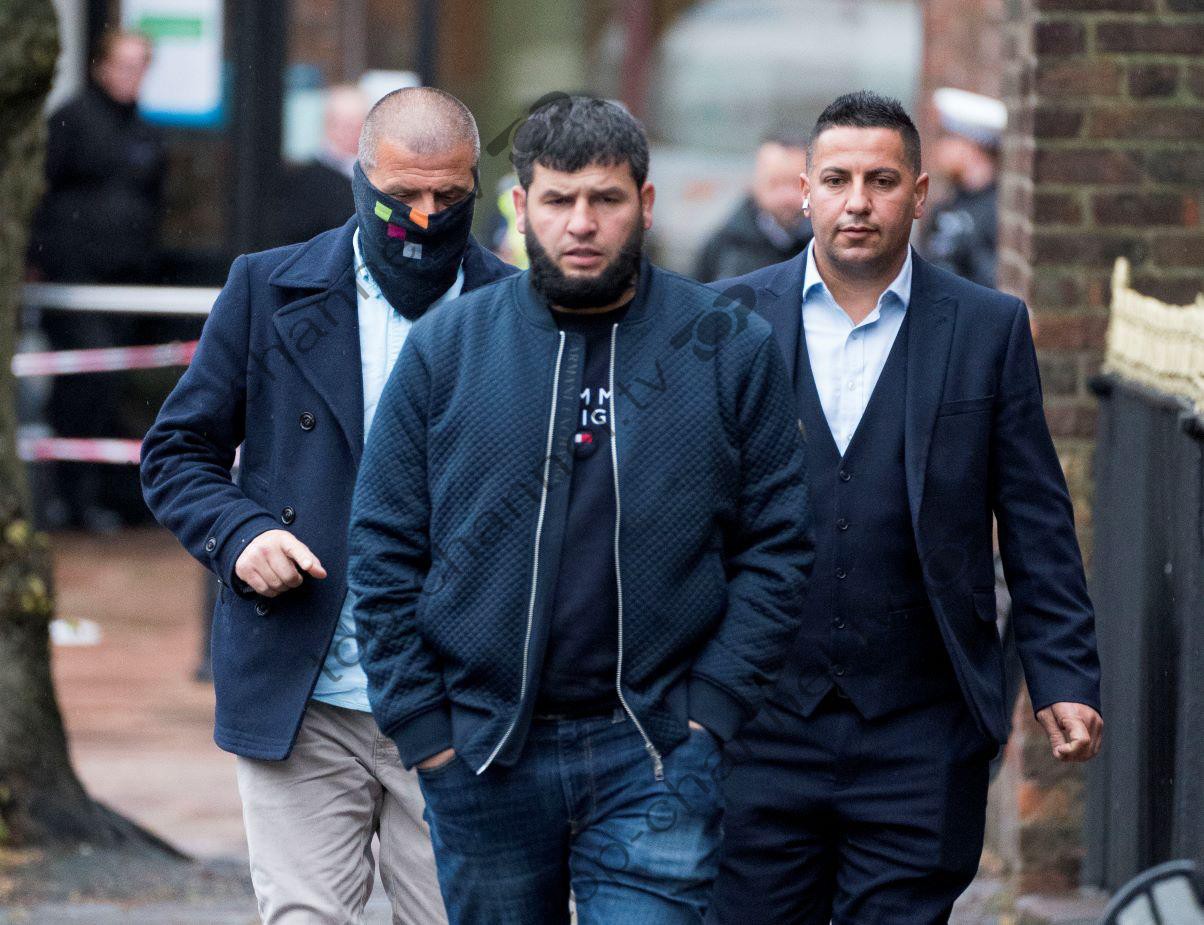 Mai mulți români, exploatați la o spălătorie din Marea Britanie, cer dreptate. Pielea muncitorilor, arsă de substanţe toxice