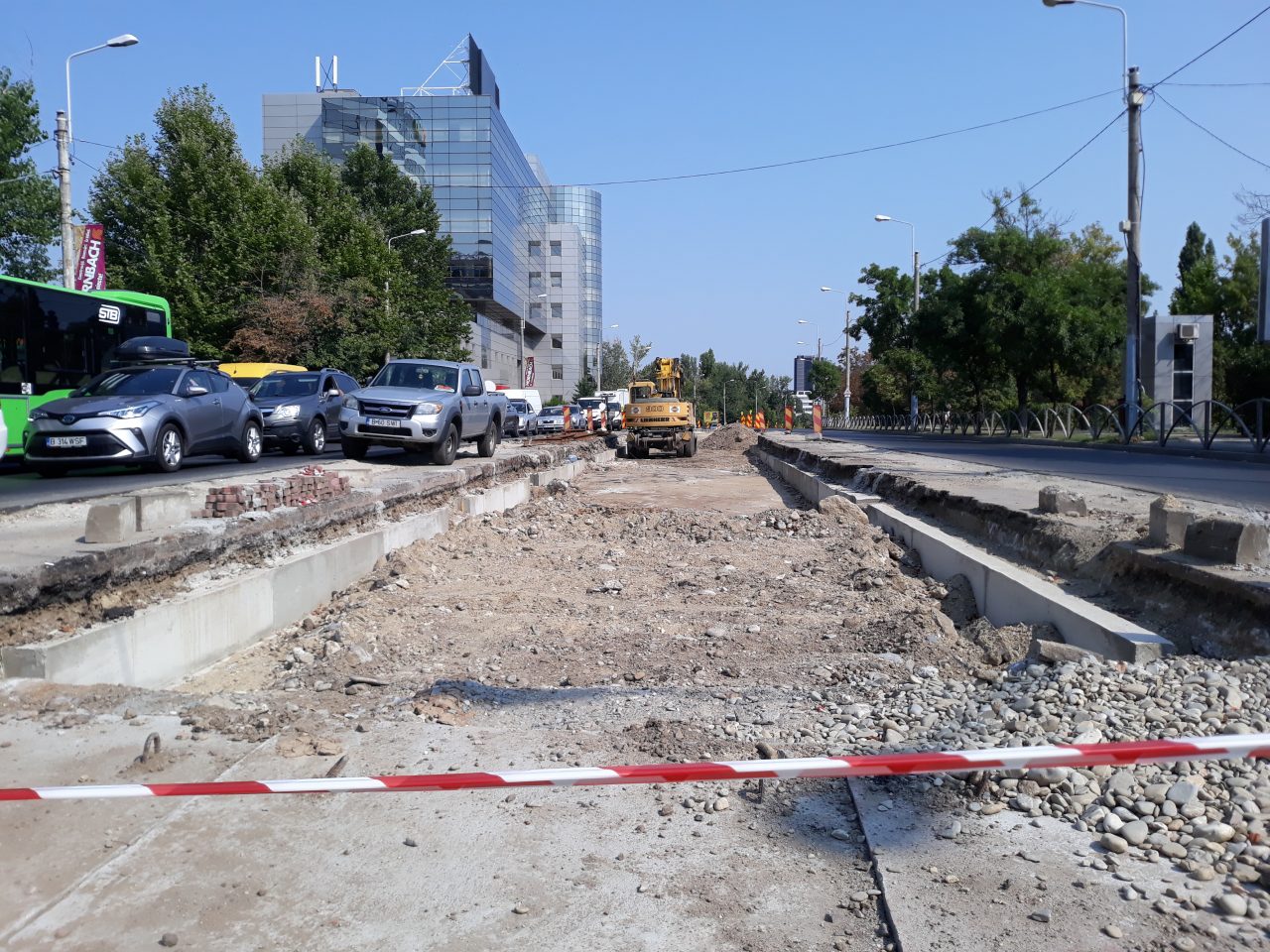 Cum explică Primăria Capitalei lipsa muncitorilor pe o bucată din șantierul unde se schimbă linia de tramvai 1 -10: „Au apărut mai multe aspecte neprevăzute la ampriză” | GALERIE FOTO