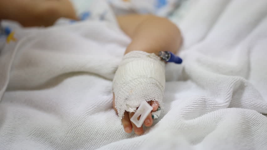 O fetiță de nici doi ani a ajuns la spital, în comă. „Are coaste rupte, capul spart”. Mama copilei ar fi mușcat-o
