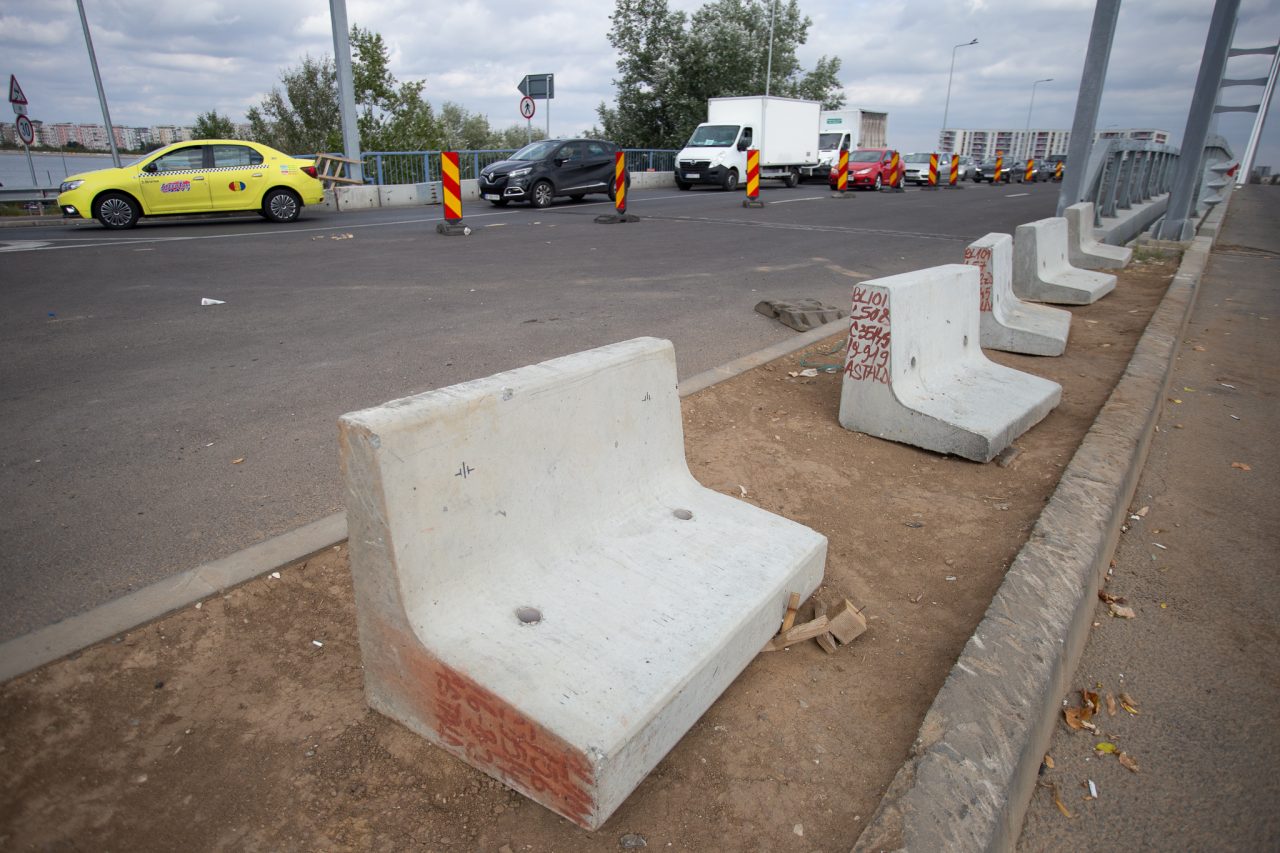 Șoferii „șmecheri” de pe Podul Ciurel, potoliți cu dale de beton. „Încălcau orice regulă și creau un risc major de accidente” | VIDEO & FOTO