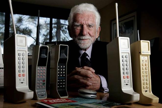 Telefonul mobil împlinește 38 de ani. Cât a costat primul aparat și cine este ”tatăl telefoniei mobile de mână”