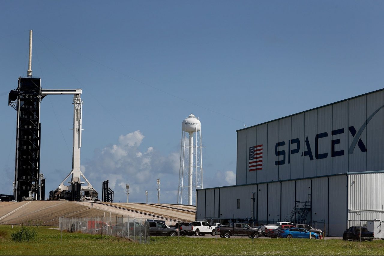 SpaceX trimite primul echipaj civil în spațiu. Cine sunt persoanele care scriu istorie