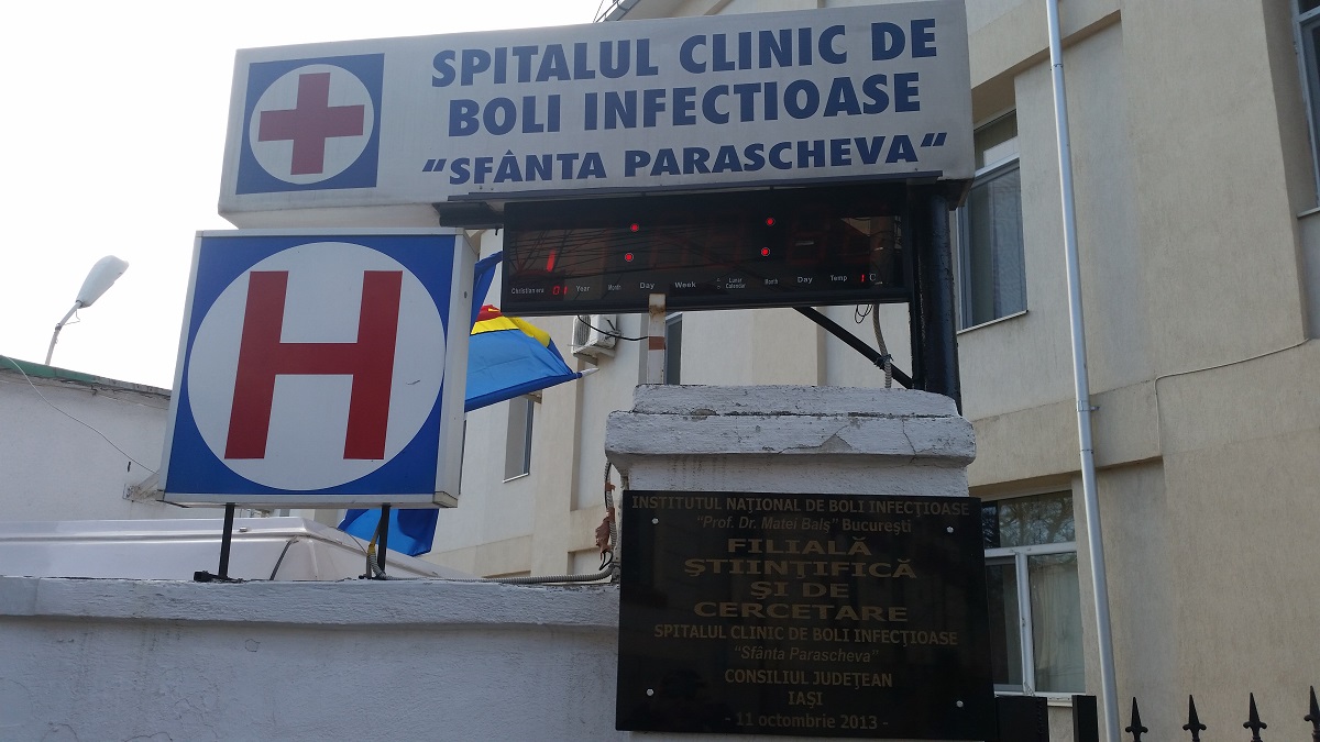 Noapte de foc la Spitalul de Boli Infecţioase “Sfânta Parascheva” din Iaşi. Zeci de pacienţi în stare gravă au așteptat internarea în curtea spitalului