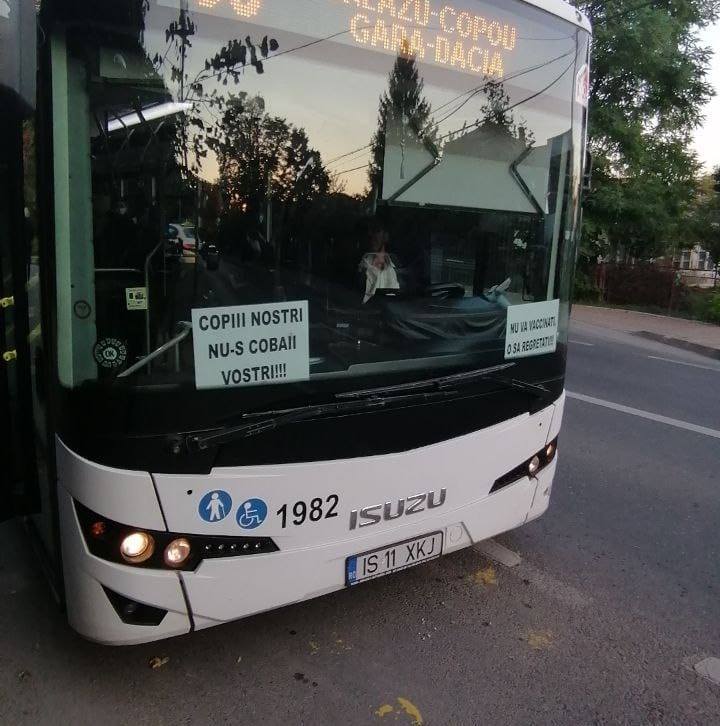 Șoferul companiei de transport public din Iași care a lipit afișe antivaccin pe parbrizul autobuzului pe care îl conducea a fost concediat
