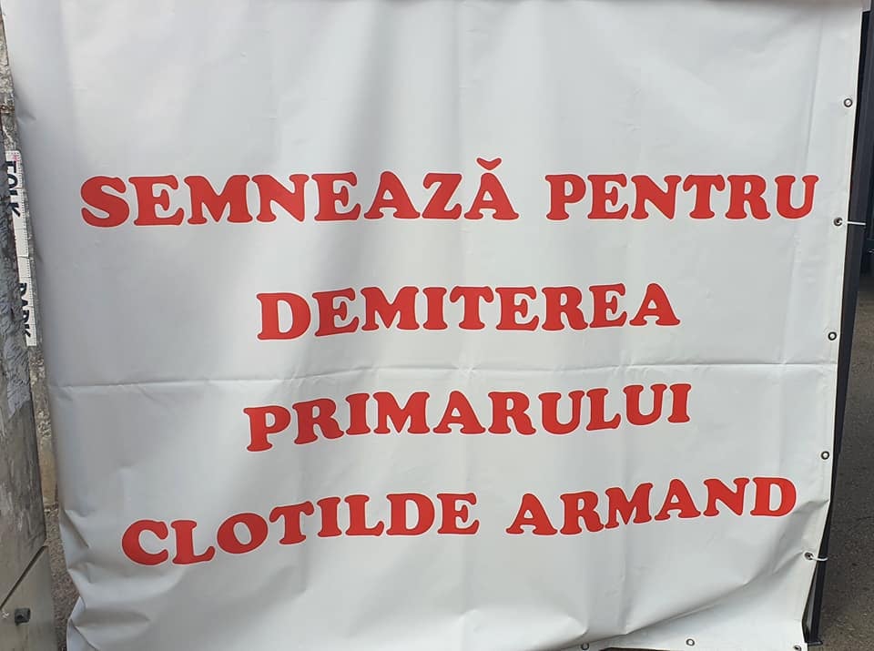 PSD a instalat corturi pentru campania de demitere a lui Clotilde Armand