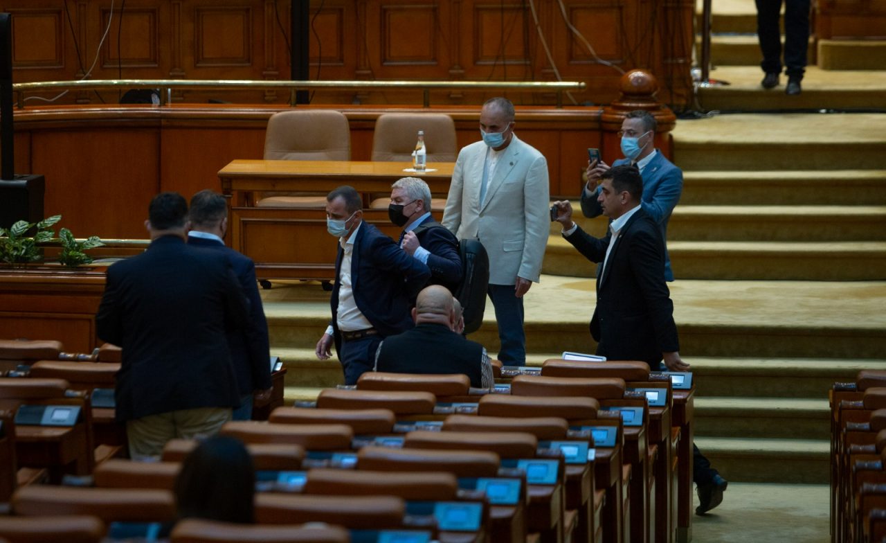 VIDEO| Scandal în Parlament, la citirea moțiunii: Florin Roman, evacuat cu forța de la prezidiu/Deputat AUR: „Băi mafiotule, lasă microfonul!”