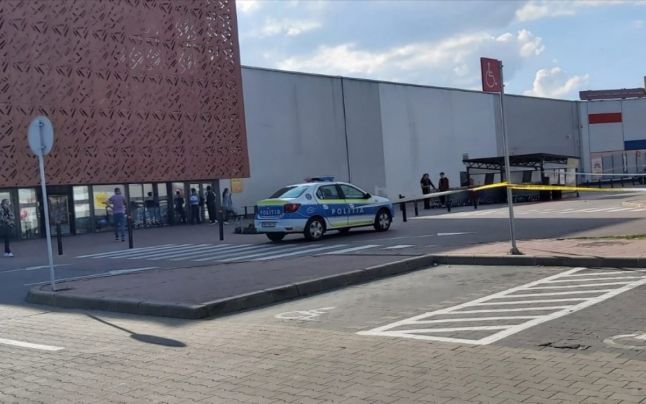 Un copil de 12 ani a fost înjunghiat, în parcarea unui mall din Sibiu, după un scandal între zeci de persoane. Băiatul e în stare gravă