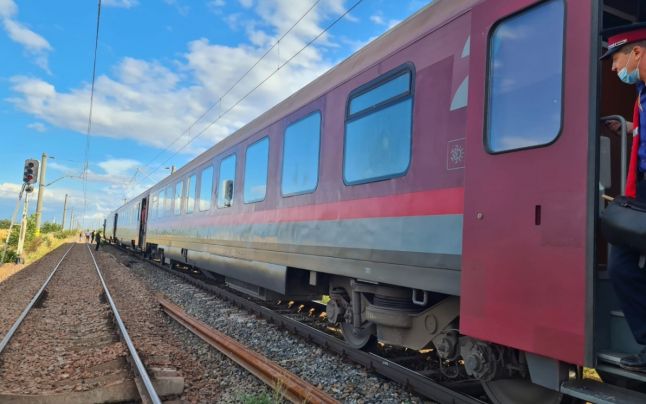 Un tren cu zeci de călători a rămas blocat pe un câmp din Buzău. Locomotiva s-a defectat
