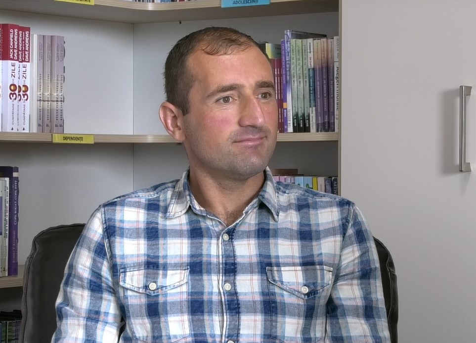 VIDEO| „Doctorii au vrut să-mi taie piciorul stâng. Ajunsesem să beau 4 litri de spirt pe zi”. Povestea lui Ghiță, tânărul care a băut primul litru de țuică la patru ani