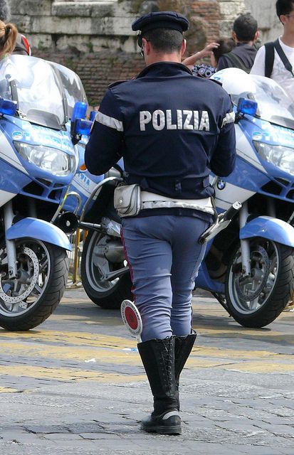 Un român, venit în Italia pentru a-și trata copilul de leucemie, a fost lăsat fără mașina cu numere românești. „Nici măcar boala gravă a fiului său nu a stârnit compasiunea polițistului”