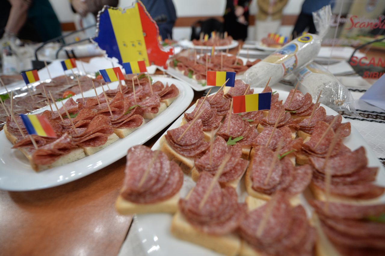 Istoria mai puțin cunoscută a salamului de Sibiu. De unde îi vine de fapt numele și cum a ajuns Nicu Ceaușescu susținător al producției și participant la degustări