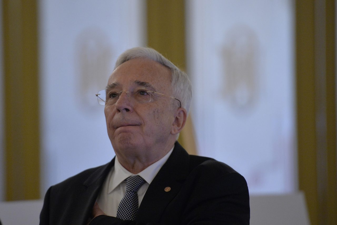 Curtea Constituțională a amânat, din nou, pronunțarea în procesul lui Mugur Isărescu, bănuit de colaborare cu Securitatea