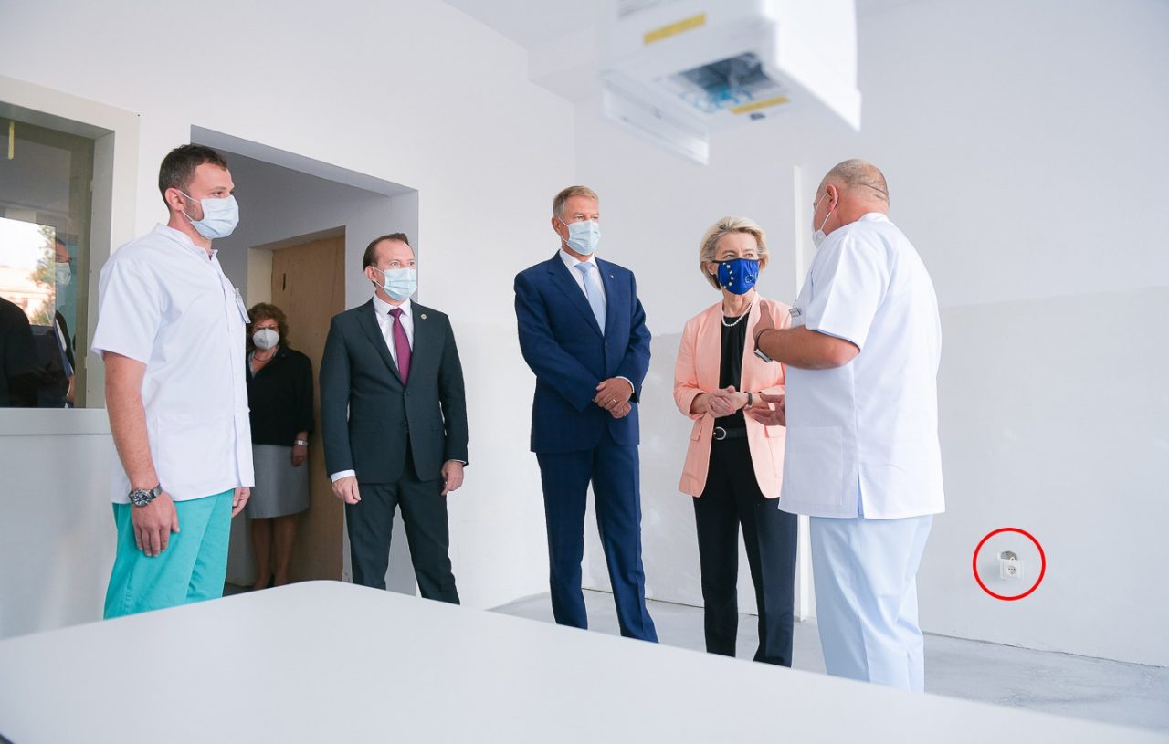 Val de ironii pe Facebook din cauza unei prize defecte care a apărut într-o poză cu Iohannis și Ursula von der Leyen: „E prevăzută în PNRR. Costă 845 de euro”