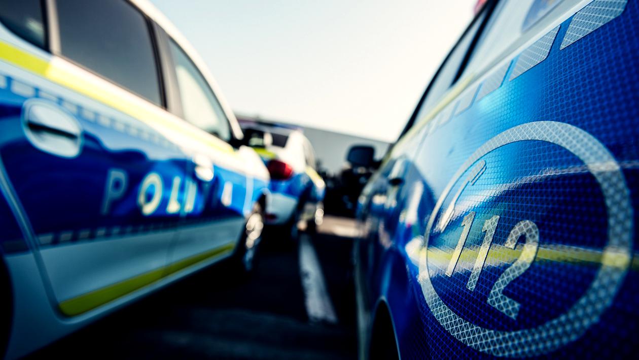 Bărbat găsit mort într-o maşină, în parcarea unui centru comercial din Bragadiru