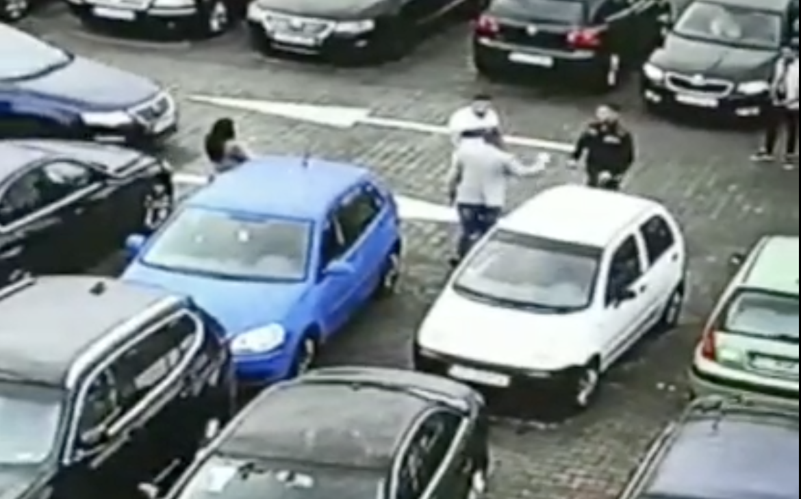 Bătaie pentru un loc de parcare, la un mall din Craiova – VIDEO