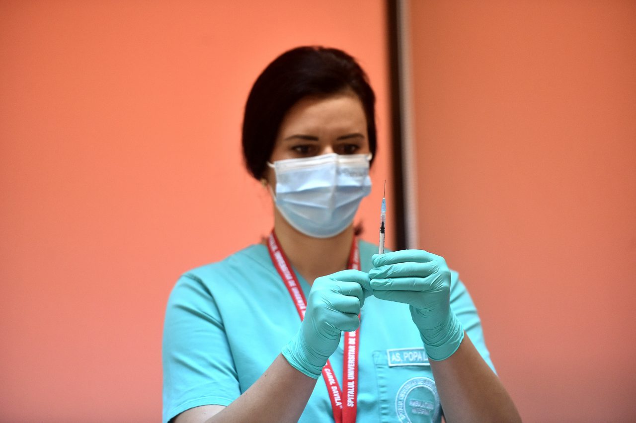 A început vaccinarea cu doza a treia. Condițiile în care vă puteți imuniza