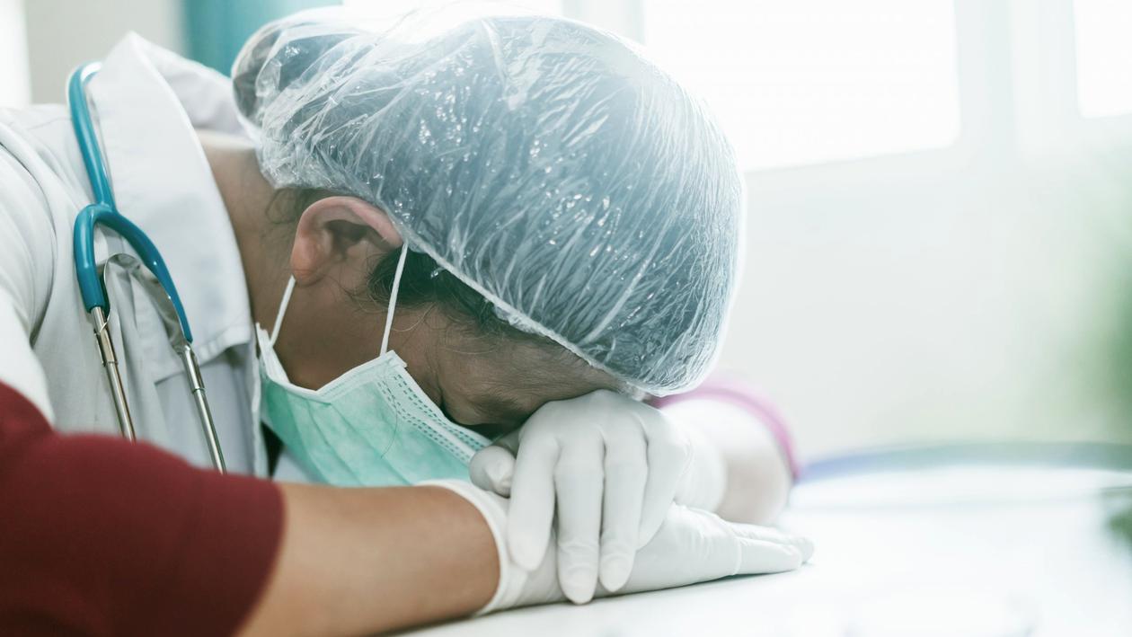 De ce mor tinerii de COVID-19. Medic: Dacă ai acest tip de anomalie imună, te „sinucizi“   