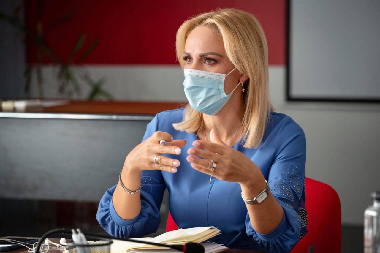Gabriela Firea cere demisia directorului Termoenergetica, după ce acesta a recomandat bucureștenilor să se spele cu apă încălzită la boiler: „Acest domn impertinent, care îi umilește pe bucureșteni, este membru PNL sectorul 1”