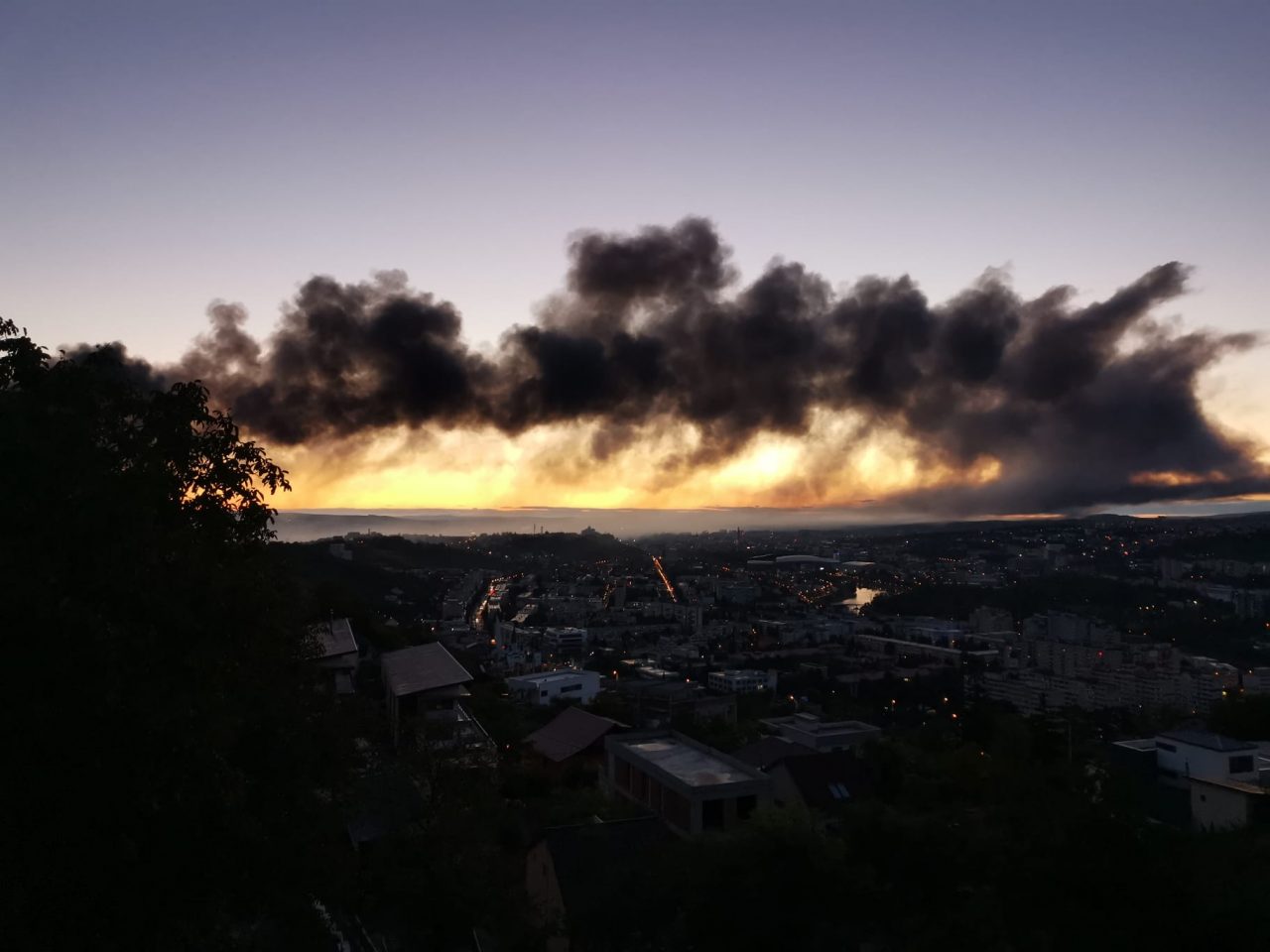 Incendiu puternic la un parc industrial din Cluj-Napoca. A fost transmis mesaj de avertizare RO-Alert (FOTO)