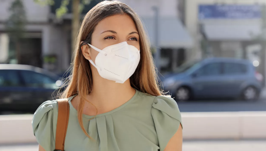 Restricții anti-COVID: Masca de protecție redevine obligatorie pe stradă în localitățile cu incidență peste 6/1.000 de locuitori