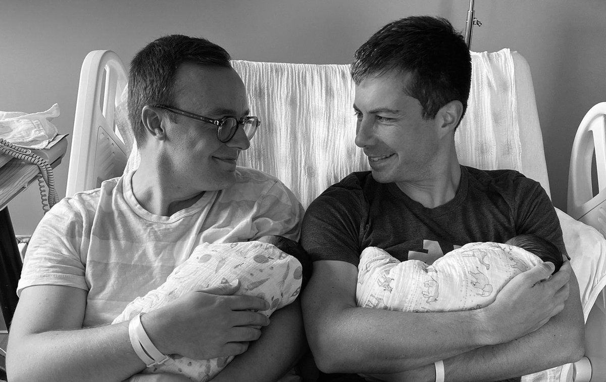 Primul ministru gay din istoria SUA, Pete Buttigieg, împreună cu soțul său, au devenit părinții unor gemeni