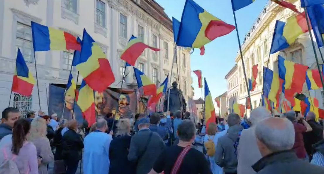 Protest la Sibiu, după inaugurarea statuii baronului Samuel von Brukenthal. Printre participanți se află și cântăreața Veta Biriș 