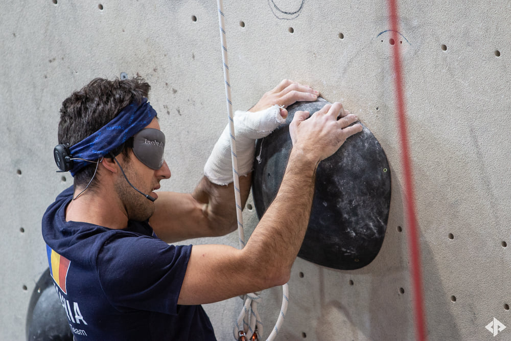 VIDEO| Răzvan Nedu, sportivul năvăzător care a concurat cu mâna în ghips, a adus României argintul la paraclimbing