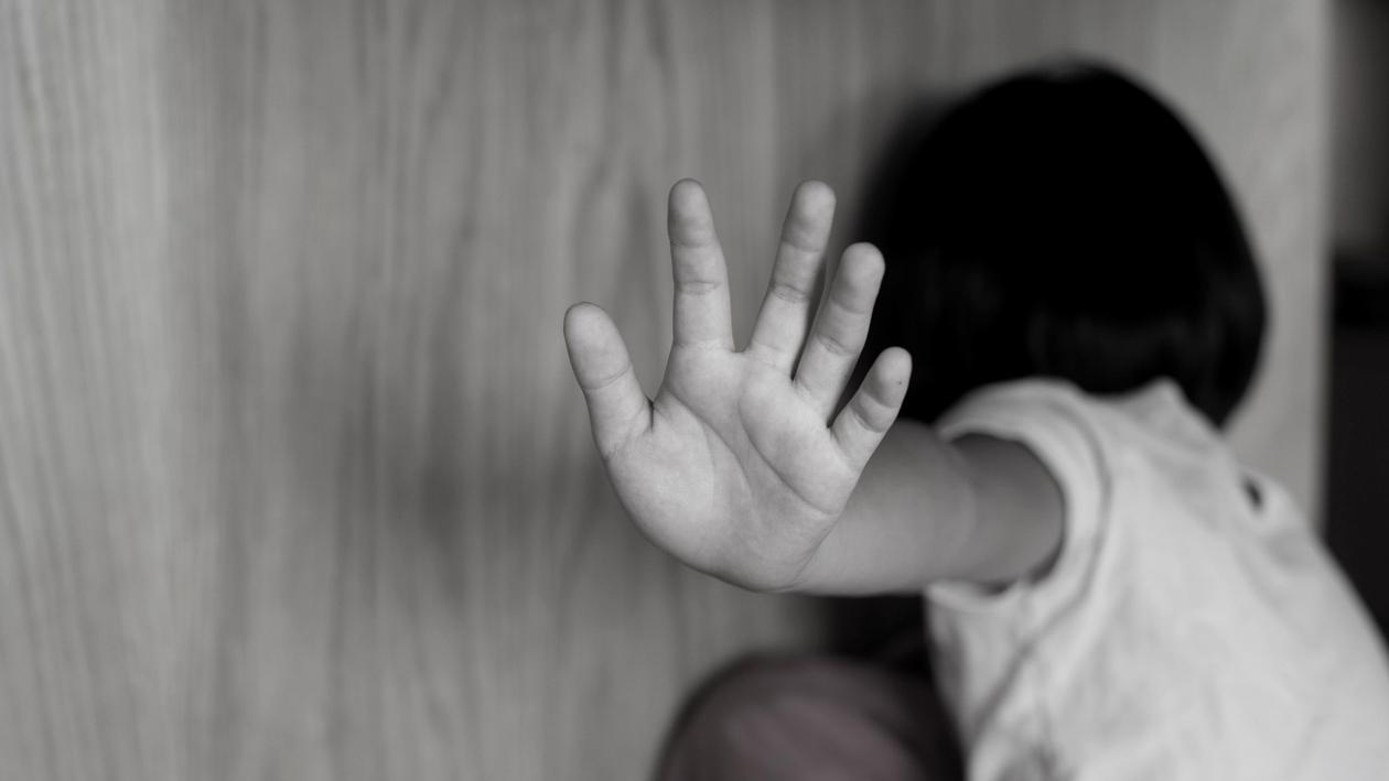 Doi copii instituționalizați au fost adormiți și violați de un prădător sexual din Galați