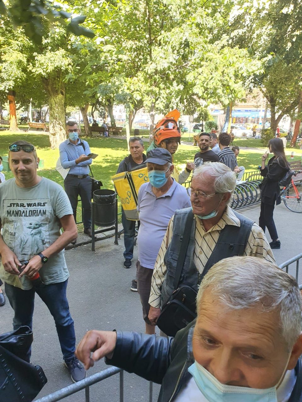 Bătaie de joc! Contribuabilii din Sectorul 2, umiliți la cozi interminabile: „În permanență câte doi-trei angajați stau afară la cafea, țigări, cu telefonul la ureche” (FOTO)