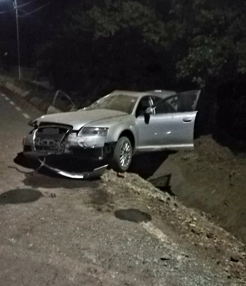 Doi tineri au ajuns la spital după ce s-au răsturnat cu maşina, în Ialomița. Şoferul era băut