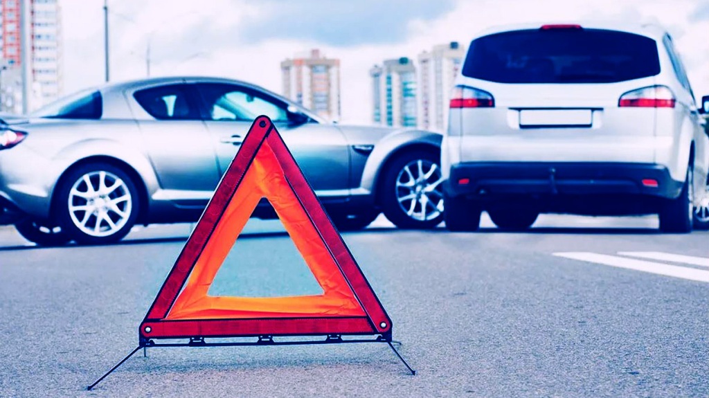 Ai soluţii în cazul avarierii unei maşini de către un şofer beat şi fără permis! (P)