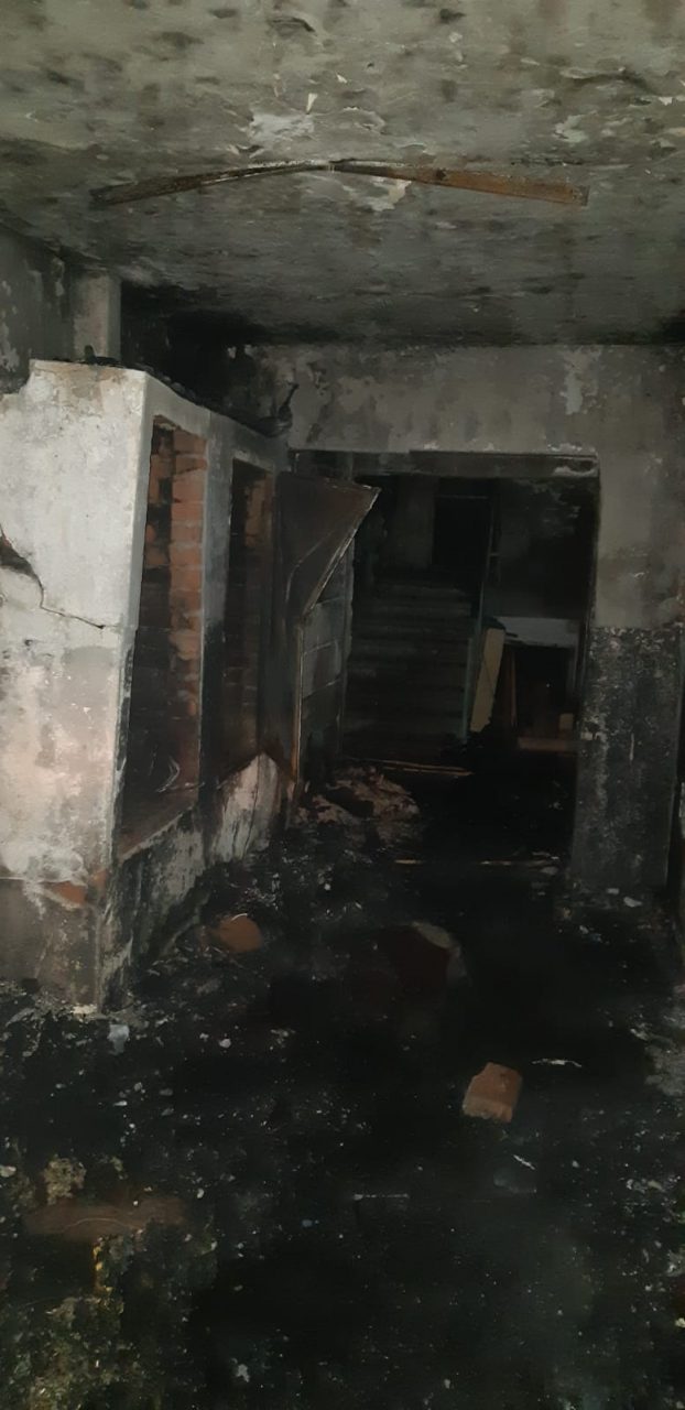 Incendiu puternic în Caraş-Severin. Două persoane fără adăpost, transportate la spital