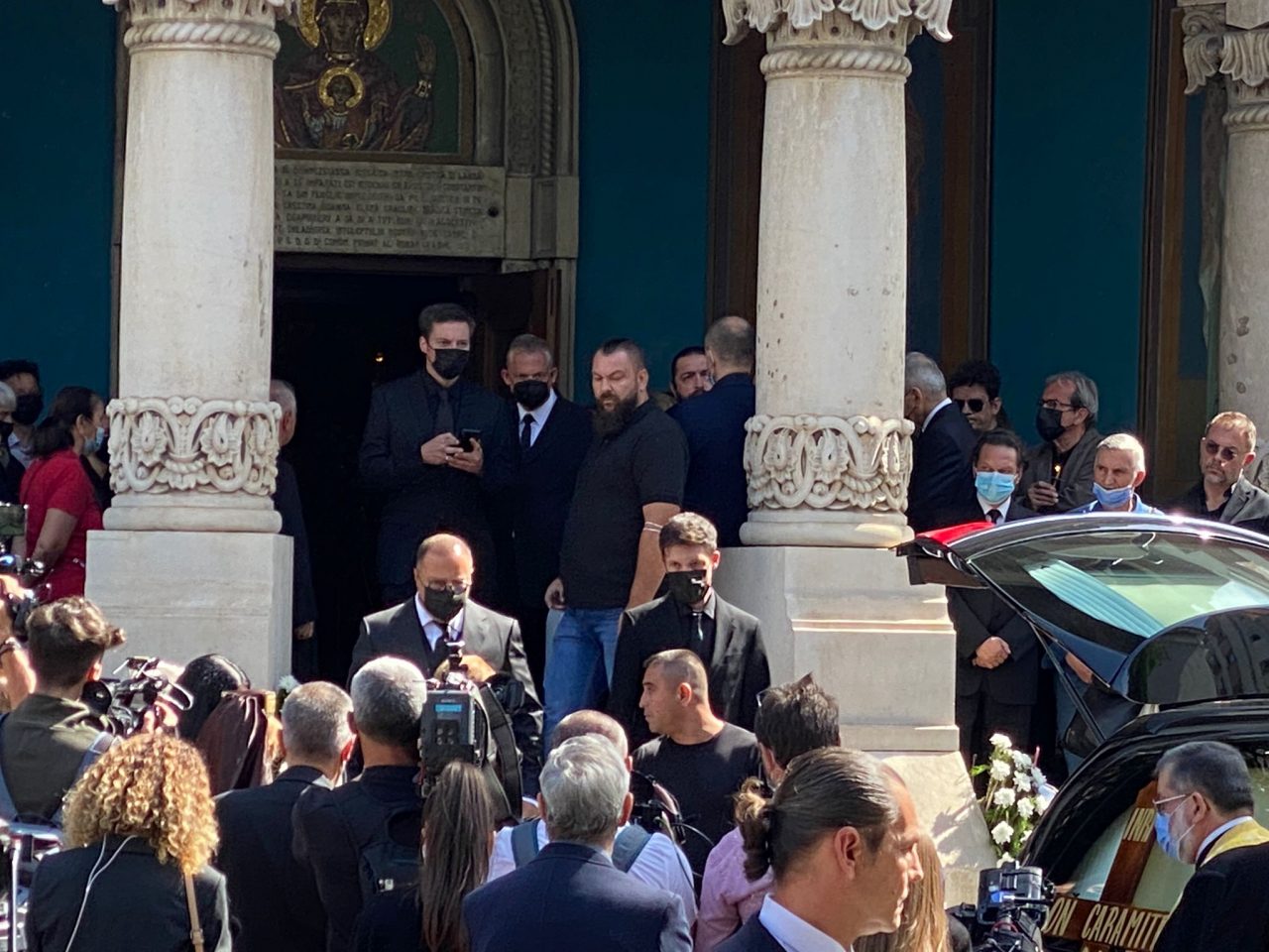UPDATE – Cortegiul funerar a ajuns la Biserica Visarion. Ion Caramitru va fi înmormântat astăzi, pe Aleea Actorilor din Cimitirul Bellu (VIDEO&GALERIE FOTO)