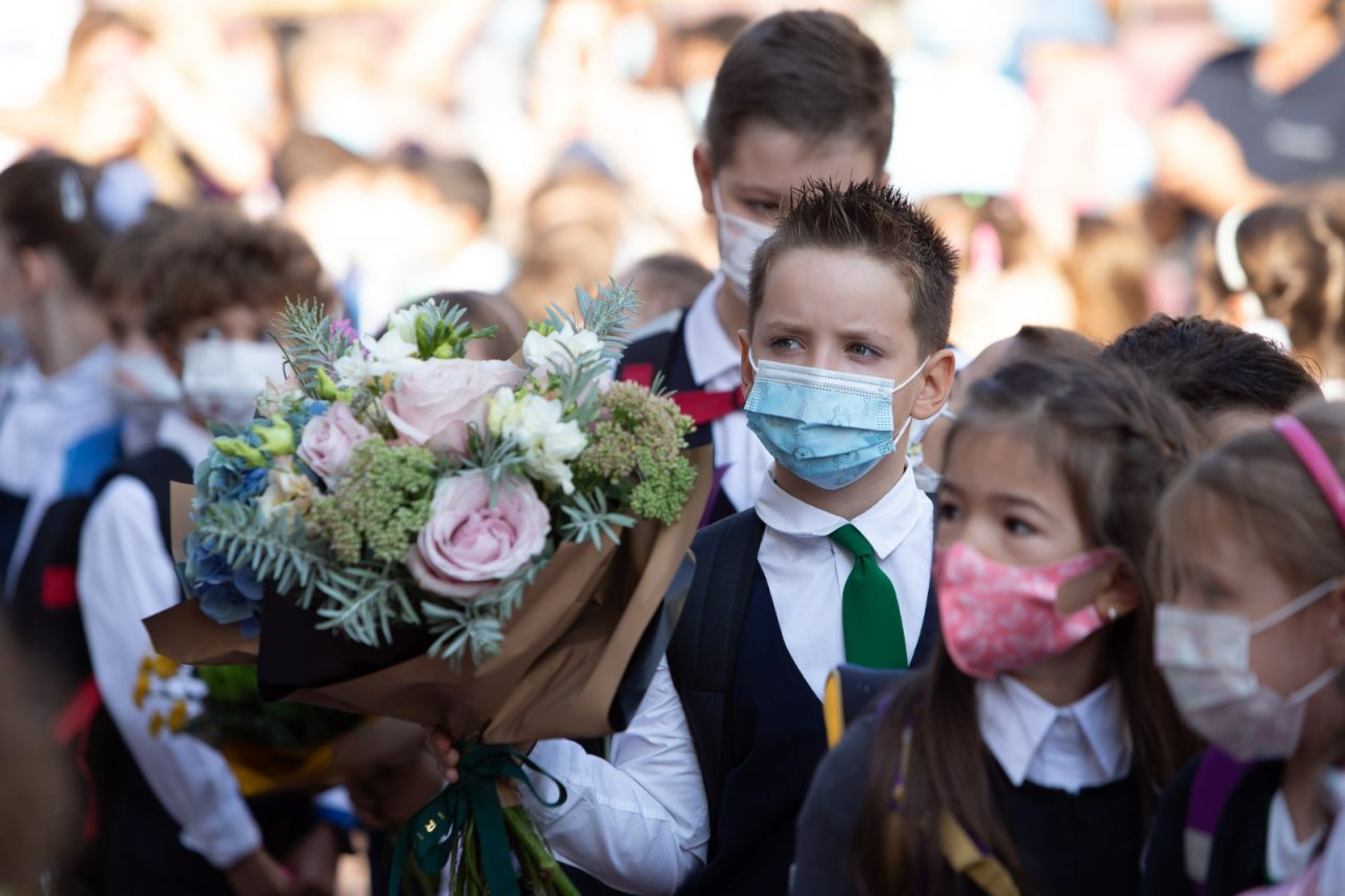 8 ȘTIRI DE LA ORA 8.Elevii din 13 localități cu incidența de peste 6 la mie fac cursuri exclusiv online. Ce spune medicul Adrian Marinescu despre finalul pandemiei