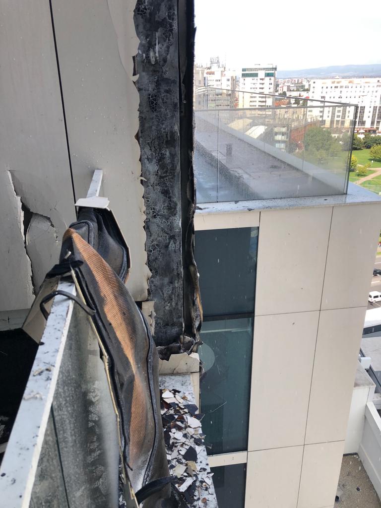 Incendiu la un mall din Braşov. Angajaţii din zona de birouri s-au autoevacuat