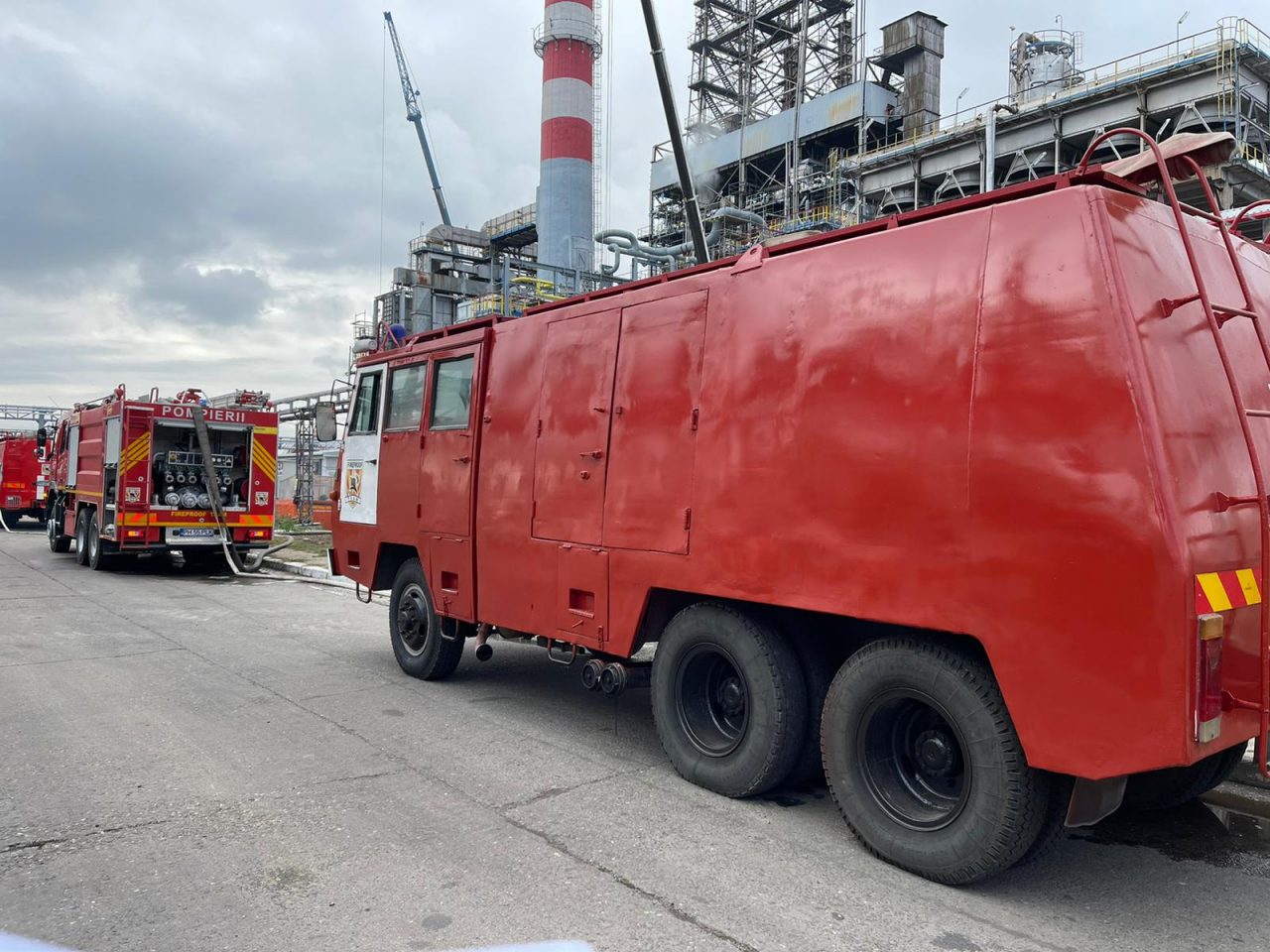 Incendii puse intenționat în centrul Ploieștiului, lângă sediile unor operatori de telefonie, TV și internet