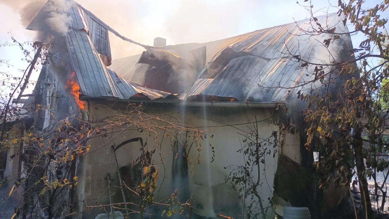 Incendiu în Botoșani. Casa unei femei de 101 ani a fost mistuită de flăcări