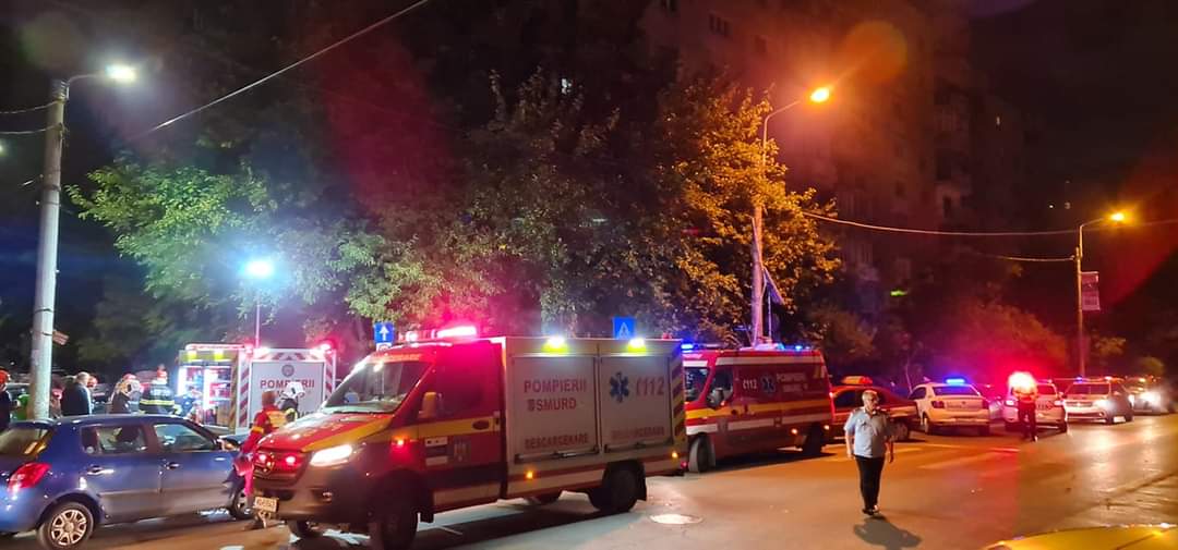 Un tânăr de 25 de ani a murit după ce s-a izbit cu BMW-ul de un stâlp. Mașina în care era încarcerat a luat foc