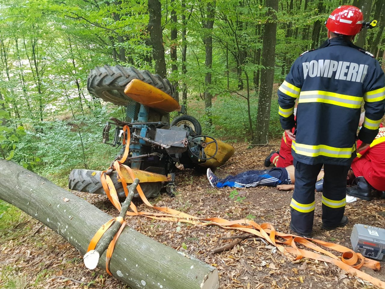 Accident grav în Vâlcea. Bărbat de 35 de ani, mort după ce s-a răsturnat cu tractorul