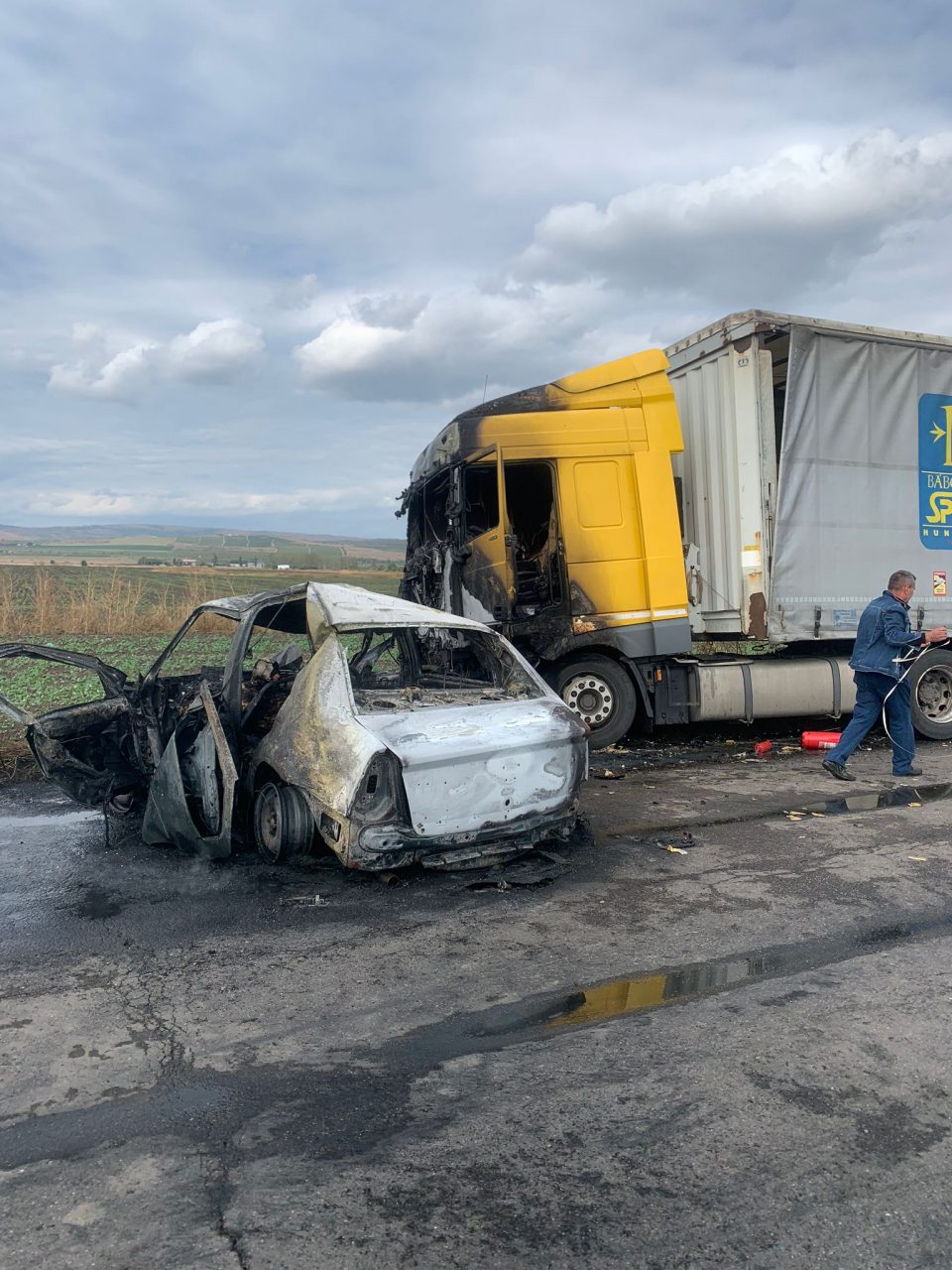 Accident mortal în Prahova. Au fost implicate două autoturisme și un TIR. Una dintre mașini a luat foc