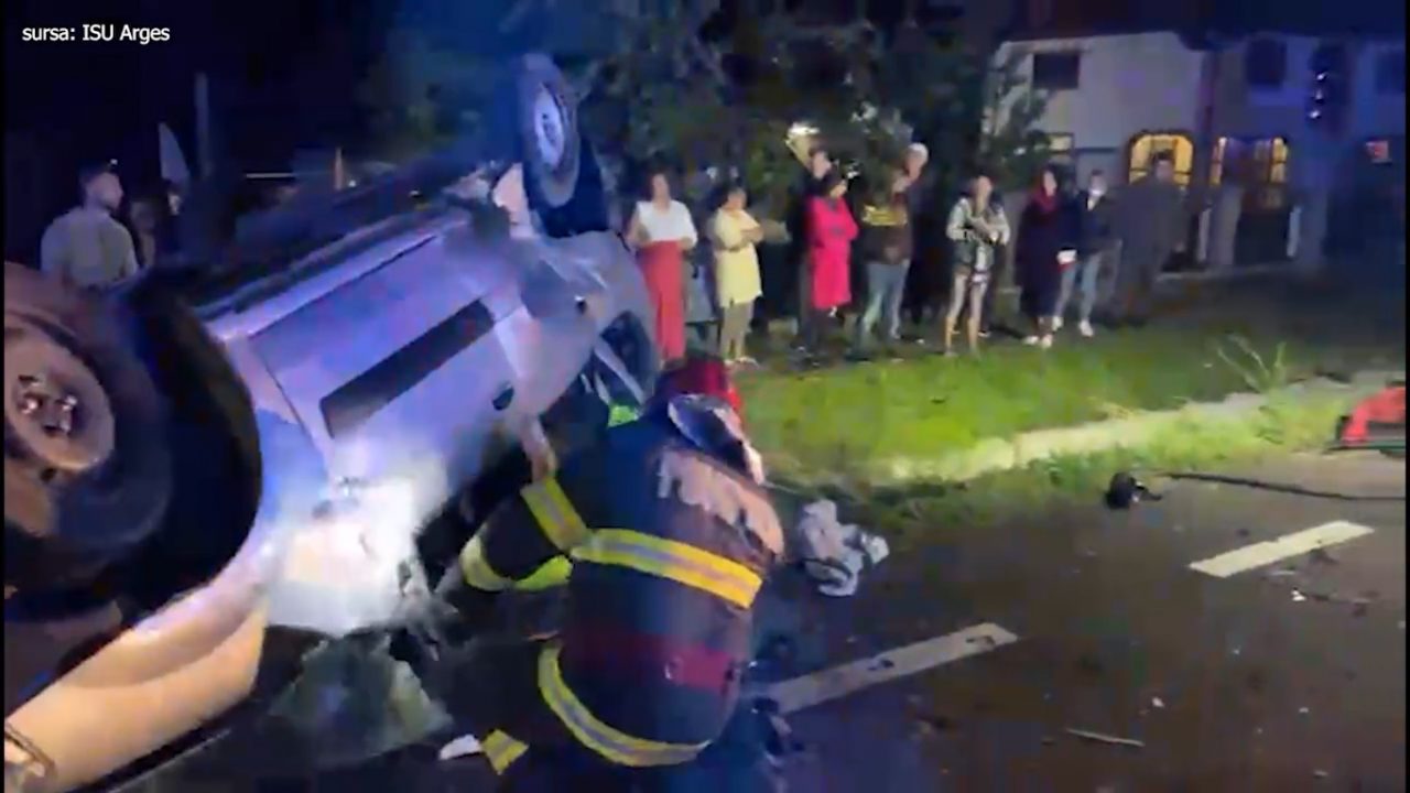 Accident grav în Argeș. Un copil a murit și alți doi sunt în stare gravă după ce un TIR a lovit un autoturism | VIDEO
