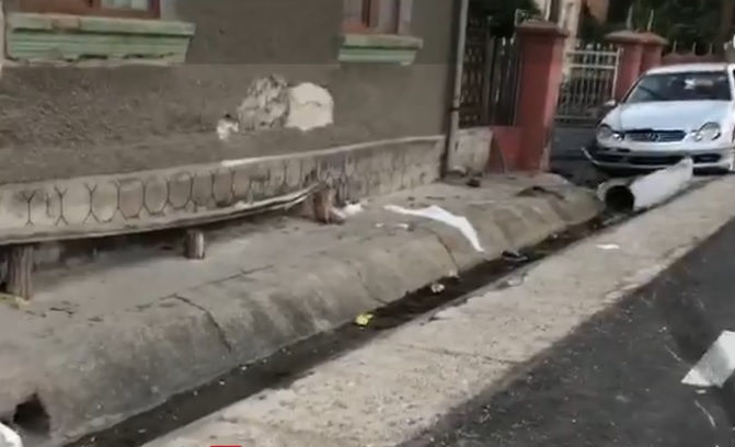 Un tânăr, fără permis, a intrat cu mașina într-o bancă de pe marginea drumului. Doi localnici au ajuns la spital