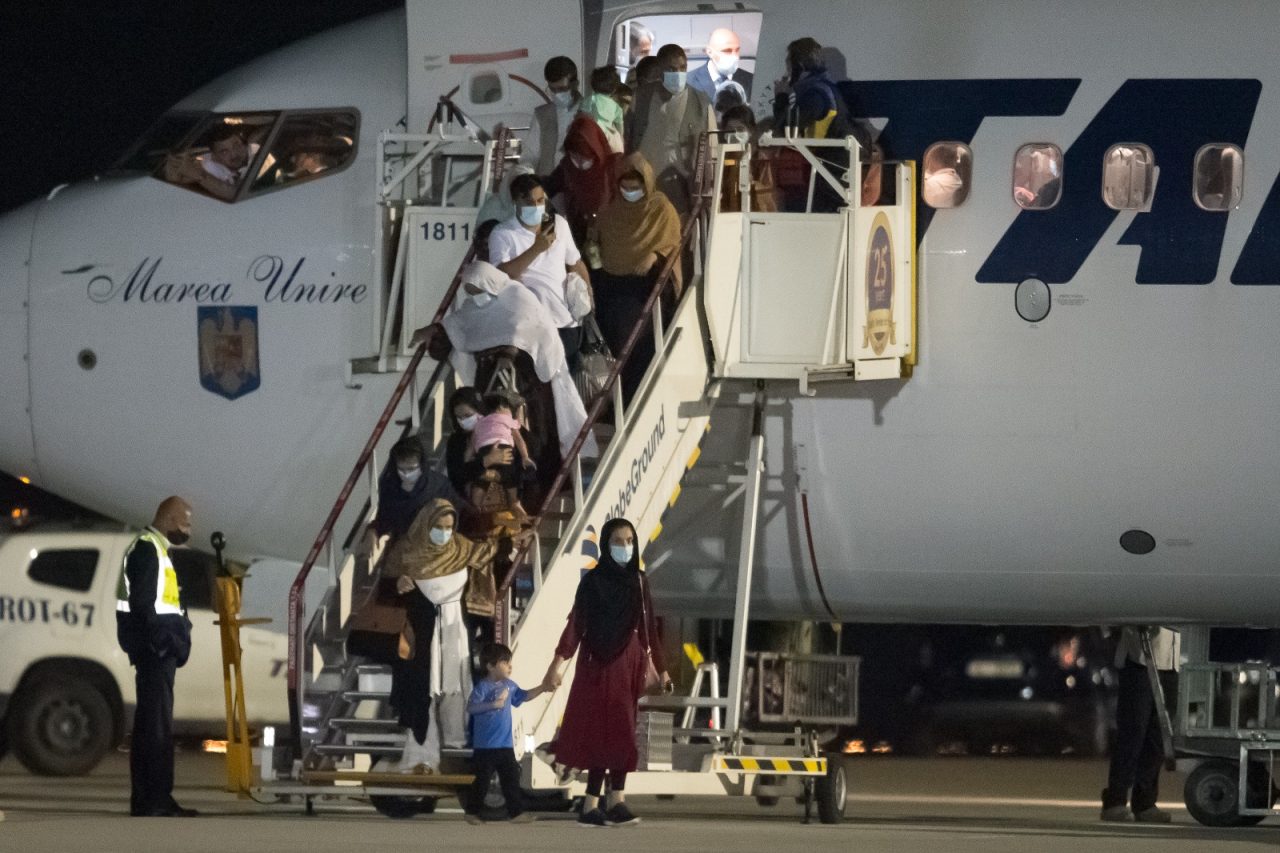 Afganii aduși în țară de MAE vor trăi în România cu 16 lei pe zi. Primesc 6 lei pentru mâncare și 10 lei bani de buzunar
