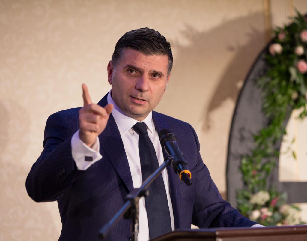 Alexandru Petrescu: ”Nivelul poluării e la cote alarmante, dar Clotilde Armand și Nicușor Dan tac mâlc. Promenada verde este doar o potecă, oamenii au treabă pe străzi, acolo sunt sufocați”