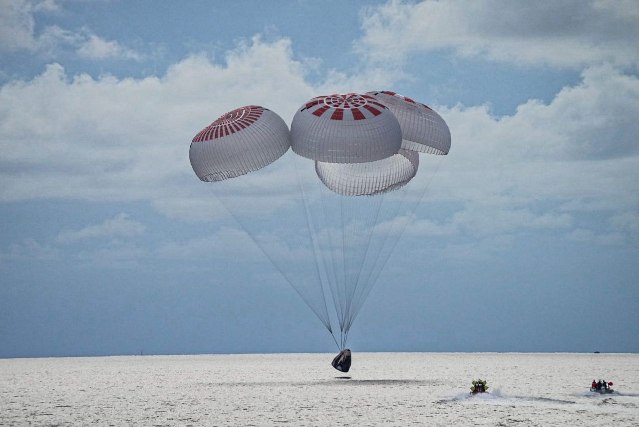 Primul echipaj format exclusiv din astronauți civili a revenit în siguranță pe Pământ. Cine sunt cei patru turiști ai capsulei SpaceX